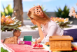 HMD 将在今年夏天推出一款带有芭比娃娃的粉红色翻盖手机和一款新的诺基亚手机